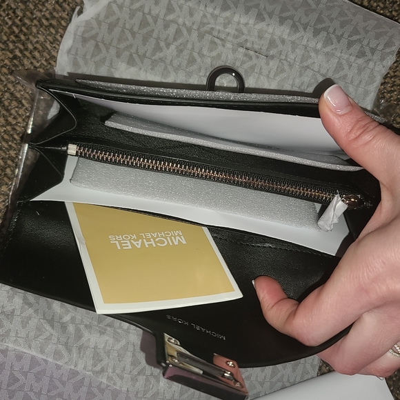 NWT Michael kors large leather and logo clutch - Picture 6 of 7